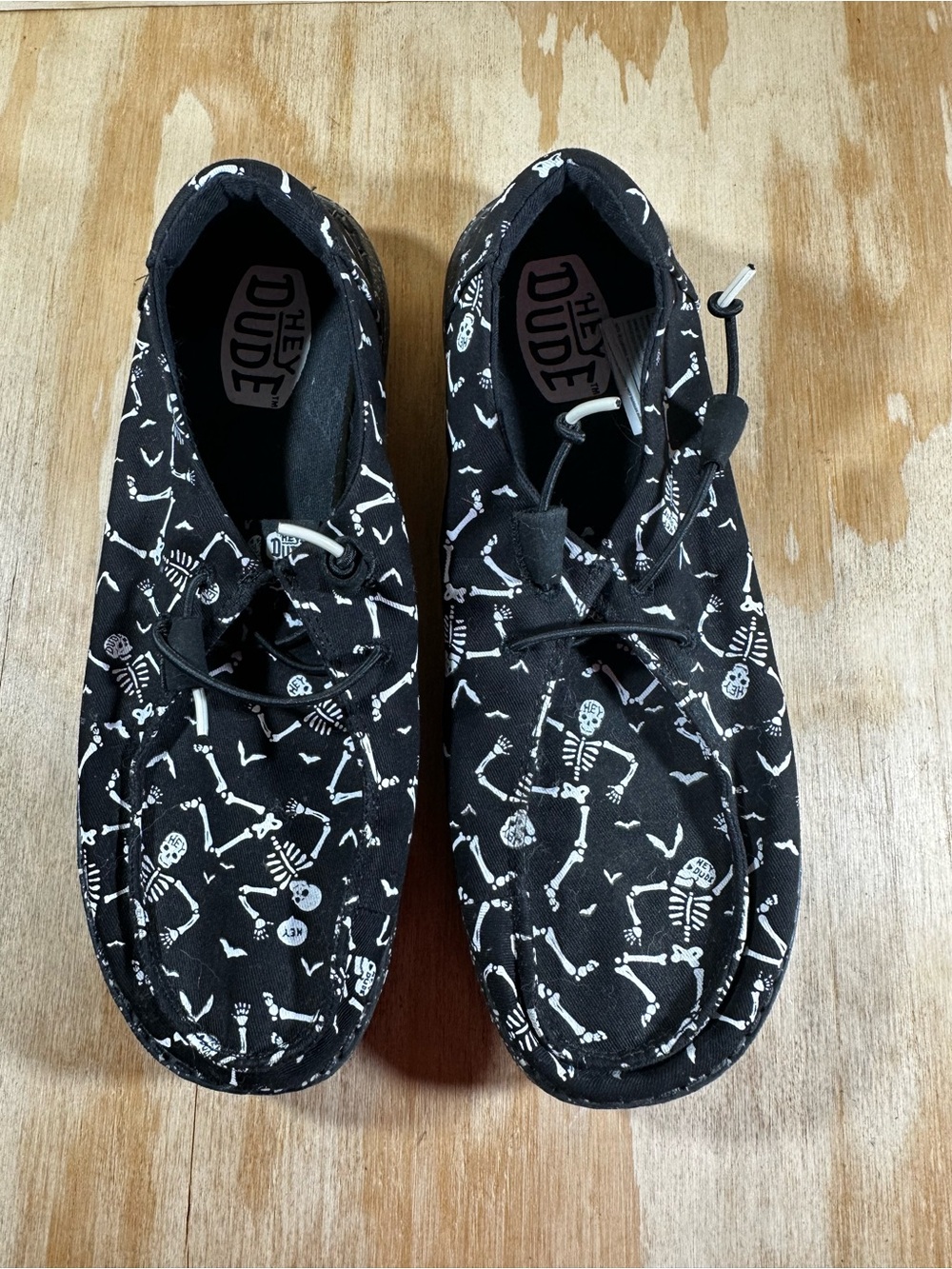 Hey Dude Halloween Black Skeleton Print Slip-On Shoes Women’s Size 11 - Picture 2 of 8